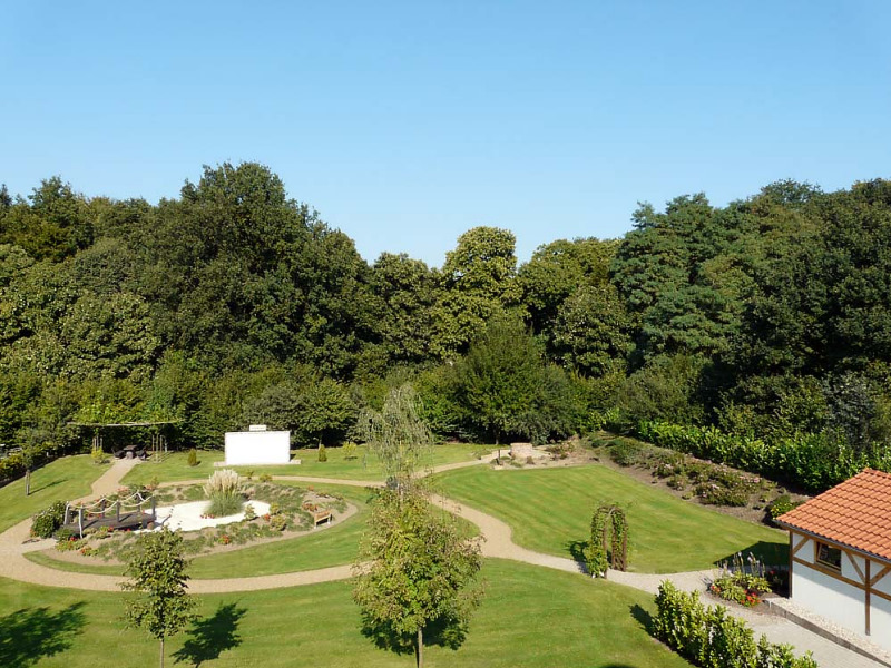 Gartenanlage des Krematoriums mit Ruhezonen, Streubeet und Gedenkmauer